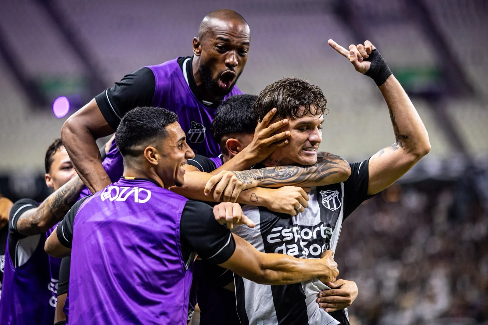 Imagem ilustrativa sobre Fim da maldição! Ceará vence Ponte Preta por 2 a 0 e quebra tabu de 44 anos em noite de caldeirão
